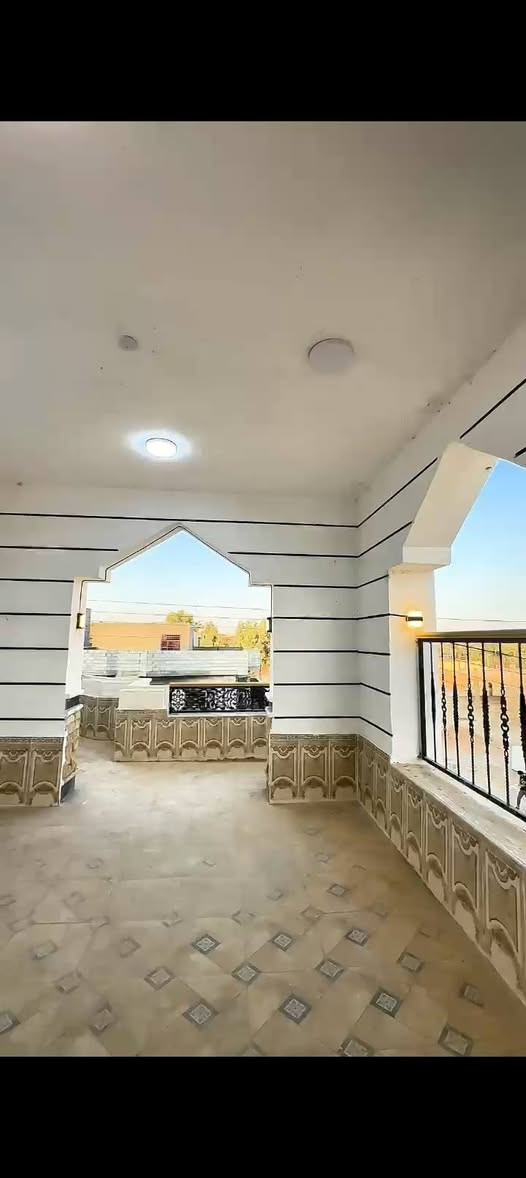 دار للبيع في موقع سياحي في حديثه
مساحة القطعه (٣٠٠) متر مربع 
مساحة البناء (٦٠٠) متر مربع 
(٣) طوابق ركن.
الطابق الاول والثاني يحتوي كل منهما على غرف نوم عدد/٢ وصحيات غربي وشرقي لكل طابق.
اضافه الى غرفة الاستقبال وغرفة الجلوس للعائله (الهول) ومطبخ حار وبارد في الطابق الاول.
الطابق الثالث تحت الارض على شكل قاعه مساحتها (١٧٧) متر مربع وارتفاع (٣) متر بالامكان الاستفاده منها كقاعة مناسبات أو قاعه رياضيه للعائله بحيث تسع لميز منضده وبليارد وبعض مرافق الجم التي ترغبها العائله.
الدار له اطلاله على نخيل ونهر الفرات بحيث يبعد عن شاطيء النهر (١٥٠) متر  . سعر الدار (٢٨٠) مليون.
لمزيد من المعلومات والصور والفيديوهات التواصل مع صاحب الدار (ابو قيس) وعلى الارقام التاليه 
***********
***********
وعلى الواتساب والماسنجر. #مشتملات#ايجارات #قطع_اراضي #عقارات #بيع_وشراء #بيوت

