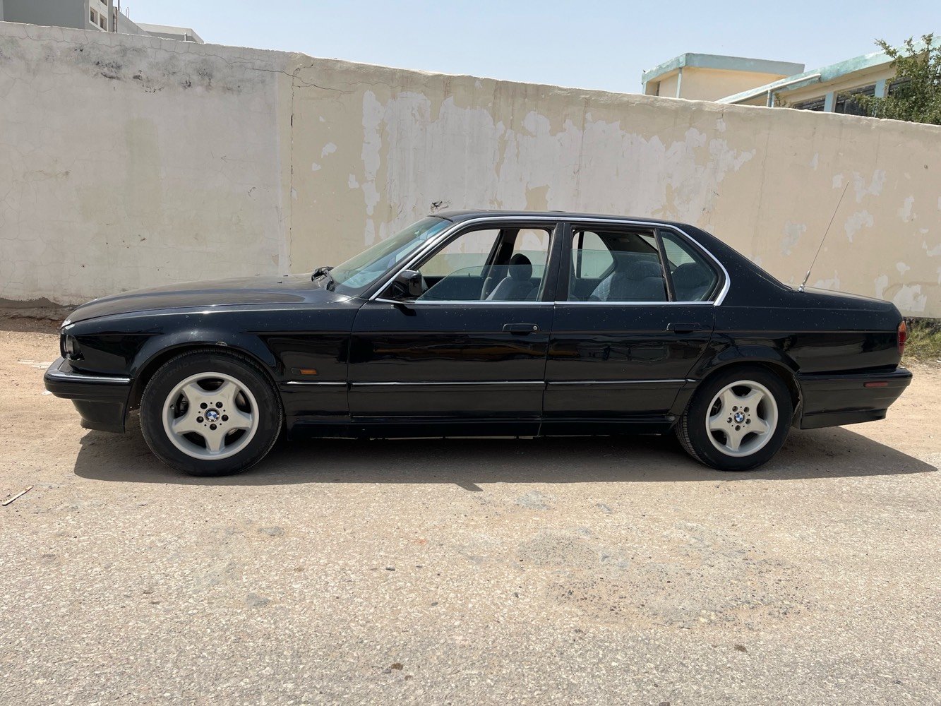 بي ام موديل ١991 سيارة باسمي سنوية لل٢٩ رقم دولي بيها نقوصات قليلة ٣٣ وبيها مجال الاستفسار على الرقم***********.