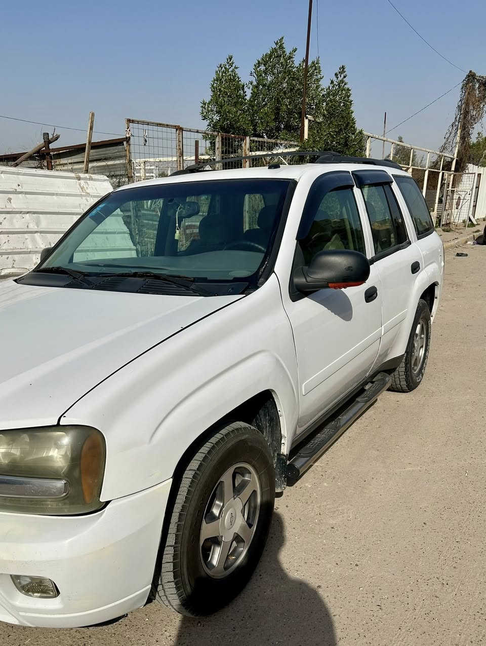 شوفليت بلايزر
موديل2006 
بيه صبغ مكانات عتبره حزام 
كير ومكينه بشرط مامفتوح محرك قبغ ابيض
كوشن كهربائيات
طخم ايطار جديد 
تبريد تدفأ كهربائيات كله بشرط شغال
رقم بغداد الجديد مميز 
هزه جديد
سعر 85 ورقه بي مجال بسيط
مكان السياره بغداد ام نجم 
رقم الهاتف  ***********9
