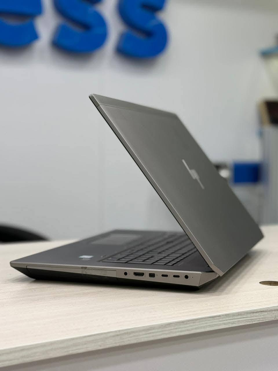 🔥 HP ZBOOK 17 G5 4K 🔥
💻 لو شغلك تقيل وعايز جهاز قوي يعتمد عليه في الشغل 
HP ZBook 17 G5 – Workstation 
جبار للأعمال الاحترافية بكارت شاشة عالي 16 GB 🚀 وشاشة كبيرة بدقة 4K 🖥️ ضمان شامل سنة 💯 

🚀 المواصفات:
✅ المعالج: Xeon E-2186M (أداء قوي )
✅ الرام: 16GB RAM
✅ التخزين: 512GB SSD (سرعة عالية في التشغيل والتحميل)
✅ كارت الشاشة: NVIDIA Quadro P3200 16GB GDDR5
✅ الشاشة: 17.3 بوصة 4K (دقة عالية وألوان ممتازة)
🎯 مناسب للجرافيك – المونتاج – التصميم – البرامج الهندسية- الجيمينج 
________________________________
📌 ضمان 12 شهر 
📌يوجد دفع فيزا مشتريات 
📌يوجد شحن لجميع المحافظات 🚙 
📲 للطلب والإستفسار اضغط على رابط الواتساب مباشرة لسرعة التواصل https://wa.me/201024538916


**إذا كنت صاحب هذا الإعلان وتريد حذفه لأي سبب، رجاءا أرسل رسالة إلى الدعم الفني**