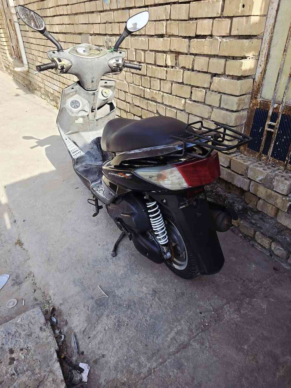 السلام عليكم  سكنس فحل نوزل
خطين. بانزين  دراجه. رمبه  صار.شهر  من نزلنها 
مكينه كفرات كفاله عامه  كل نقص مابيها  كلشي شغال بيها  السعر  ٨٠٠ وبيها مجال بسيط 
***********
