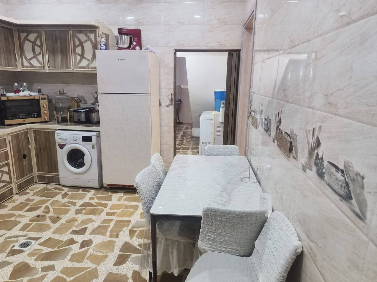 السلام عليكم بيت للبيع جانب الايسر حي دوميز مزرعة الدباغ مساحة 150 طابقين الاول غرفتين نوم  مطبخ واستقبال وهول وصحيات الثاني 4 غرف نوم واستقبال وهول وصحيات بناء حديث 2020 كامل ماناقصو شي الطابقين السعر مع صاحب البيت / ***********
