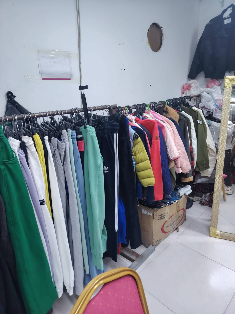 بلات ملابس رجالي نسائي اطفال نضيفه شله وحده تجي تقيم وتخذ شله وحده وستاندات ملابس ***********
