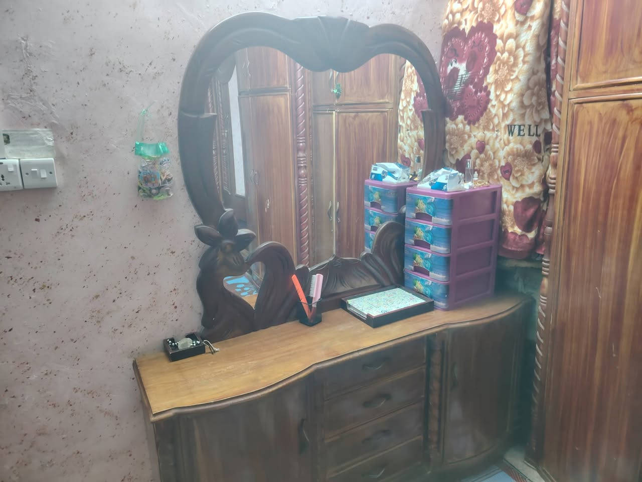 سلام عليكم غرفة للبيع الاستفسار الاتصال على ***********
