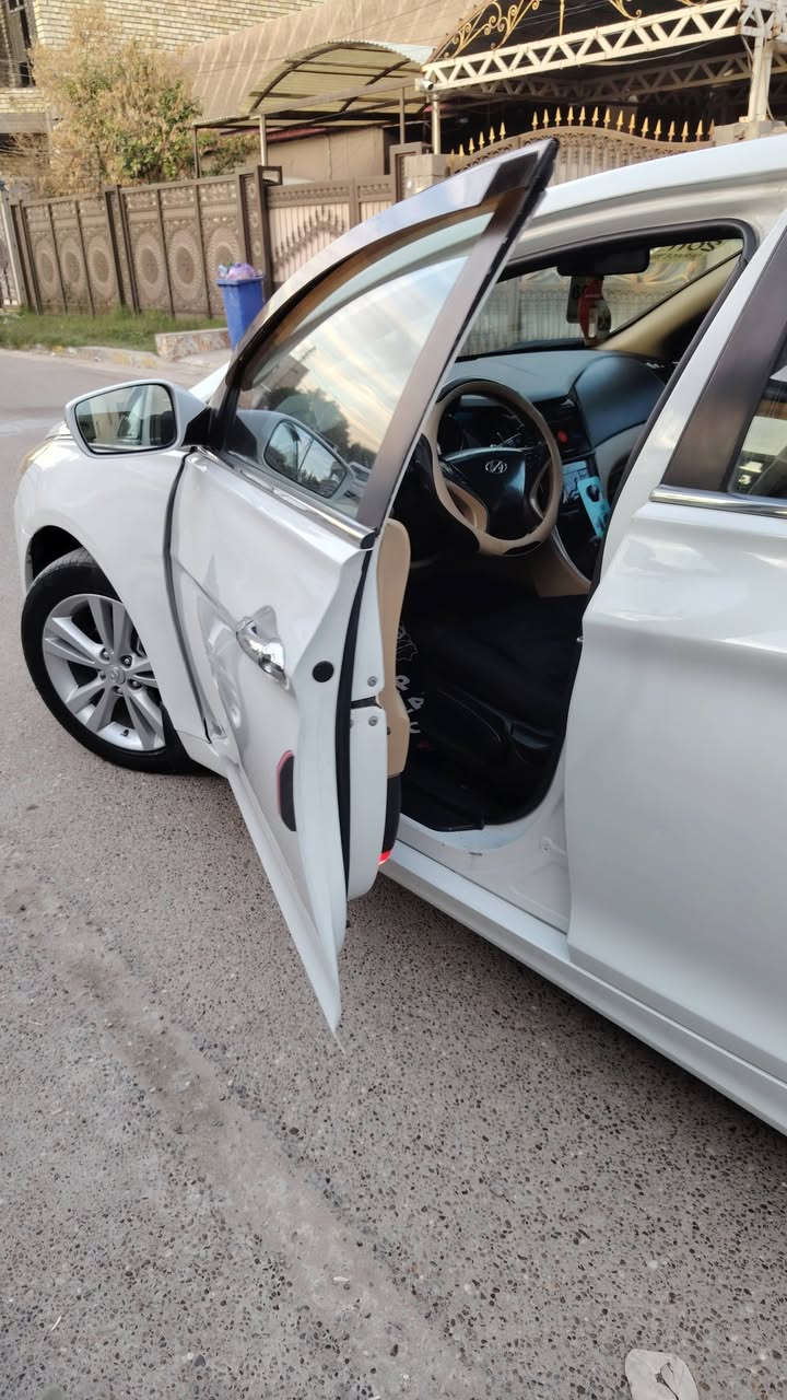 السلام عليكم ورحمة الله
للبيع بدون مراوس
سوناتا خليجي موديل 2011 محرك دوش 2400المرغوب محرك وكير مكفولات
السيارة مكفولة من الضربة القوية مصبوغة عام للجمالية بدون اي دواخل شرط الفحص
داخل لونين  مري شفط  تبريد قطعتين شفتات ستيرن حساسات خلفيه اشاير بالمري نضام ايكو اقتصادي وباقي المواصفات معروفة السنوية مساقطة  صدر خلفي أمامي باتري جديد تبريد تدفئة كهربائيات كلها شغاله السيارة جاهزة تحويل مباشر ثاني يوم مكان السيارة بغداد الاتصال على *********** السعر 106 مجالها جدا بسيط للشراي
