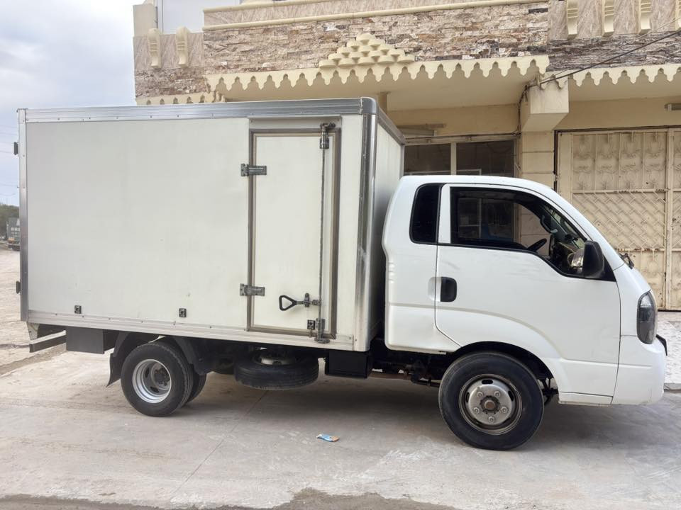 للبيع: كيا بونکو٤٠٠٠ (فحل) موديل 2019
سيارة نظيفة جداً وجاهزة من كلشي، مال جناي (استخدام شخصي).

⚙️ المواصفات الفنية:

• الموديل: 2019.

• الرقم: كركوك (مشروع وطني) - تحويل مباشر.

• المحرك والجير: شرط الفحص (كفالة عامة)، لا تبخير، لا تنقيص دهن، ولا أي مشاكل تقنية.

• التبريد: ثلج (بشرط الفحص).

✨ حالة السيارة (البودي والحديدية):

• الصبغ والضرر: كفالة عامة (لا صبغ، لا ضربة، لا خياس).

• ملاحظة: توجد فقط رصعة سارد (تعديل بارد) بسيطة، عدا ذلك السيارة زيرو لا شخط ولا رصعة.

• الحديدية والإطارات: تخم تاير جديد، صدر وإطارات بشرط الشركة، السيارة "بكيت".

• المصروف: السيارة جاهزة ومجهزة بالكامل، ما تذب عليها دينار واحد.

💰 السعر:١٥٥$
• مكان/ كلار
رقم ***********
