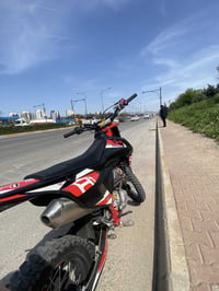 دراجهk2m موديل2024 اي عيب مابيها محرك 300 شلعه ومعدل مكينه نضيفه مامفت...