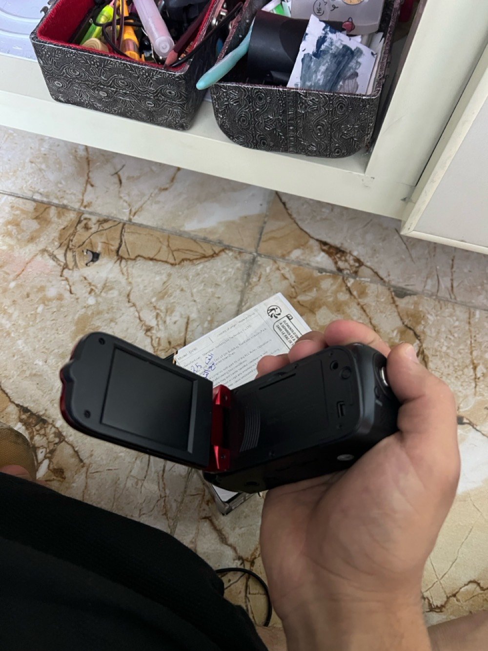 📸 كاميرا فيديو رقمية DV Camcorder (Full HD 1080P) 
للبيع كاميرا فيديو رقمية بتصميم مميز وعملي، خفيفة الوزن وسهلة الاستخدام، مثالية لتوثيق اللحظات العائلية، الرحلات، أو للمبتدئين في تصوير الفيديو.
✨ أبرز المواصفات والمميزات:
 دقة الفيديو: تصوير عالي الدقة بجودة Full HD 1080P لقطات واضحة ونقية.
 دقة الصور: التقاط صور ثابتة بدقة تصل إلى 16.0 ميجابكسل.
 المستشعر: مزودة بمستشعر ذكي من نوع CMOS لتحسين جودة الإضاءة والألوان.
 الذاكرة: تدعم كروت الذاكرة الخارجية حتى سعة 32 جيجابايت (تتسع لساعات طويلة من التصوير).
 التصميم: شاشة جانبية متحركة قابلة للفتح والتدوير لرؤية التصوير من كل الزوايا بسهولة.
 العدسة: عدسة فيديو متخصصة بفتحة عدسة 5.0 وبعد بؤري 9.88\text{mm}.