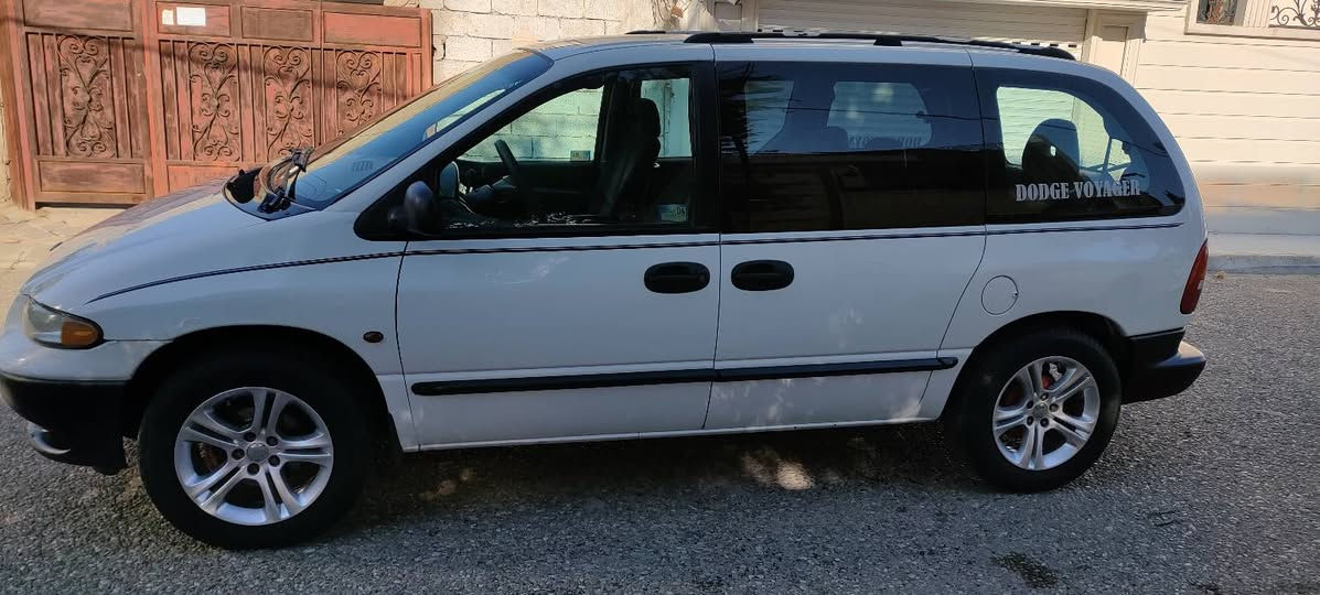 دوج كرفان موديل 2000 للبيع كير محرك بلادي 3300 دوج سياره جديده قطره صبغ ما بيها لا خياس ولا ضربه كتلوكات الشركه بيها رقمها سليمانيه بسمي بيها كوبون بنزين رقم انكليزي جديد صدر امامي خلفي جديد تخم تاير جديده كهربائيات كلها شغاله وتبريدقطعه وحده تدفى كلها شغال مكان سياره بكركوك سعرها 60 بيها مجال بسيط *********** رجاء لا تقارنها بلمهجومات كلشي اكو بسوك
