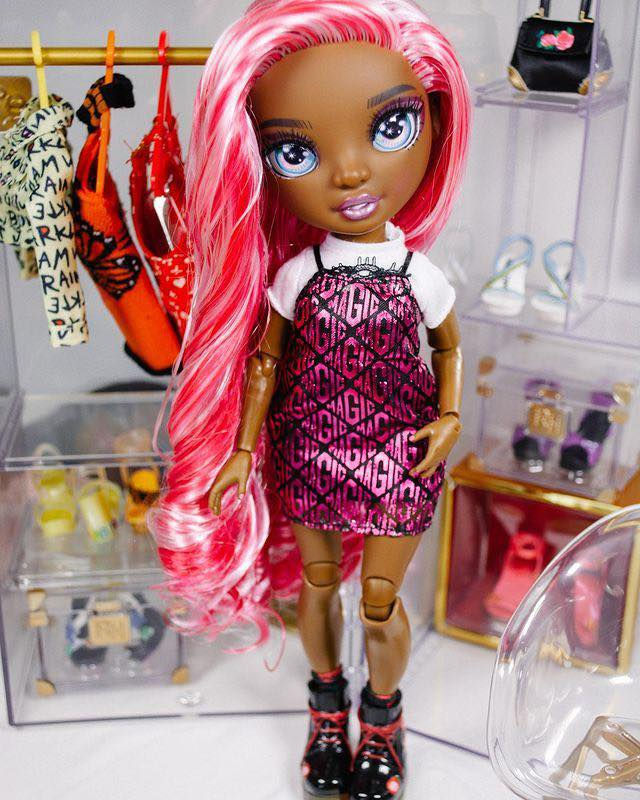 الدمية هي داريا روزلين من مجموعة Rainbow High، وهي علامة تجارية لدمى الأزياء العصرية من إنتاج MGA Entertainment. الطول ٢٨سم
للمزيد من المعلومات مراسلة الصفحة
يتوفر خدمة توصيل لجميع محافظات العراق 🚕


**إذا كنت صاحب هذا الإعلان وتريد حذفه لأي سبب، رجاءا أرسل رسالة إلى الدعم الفني**