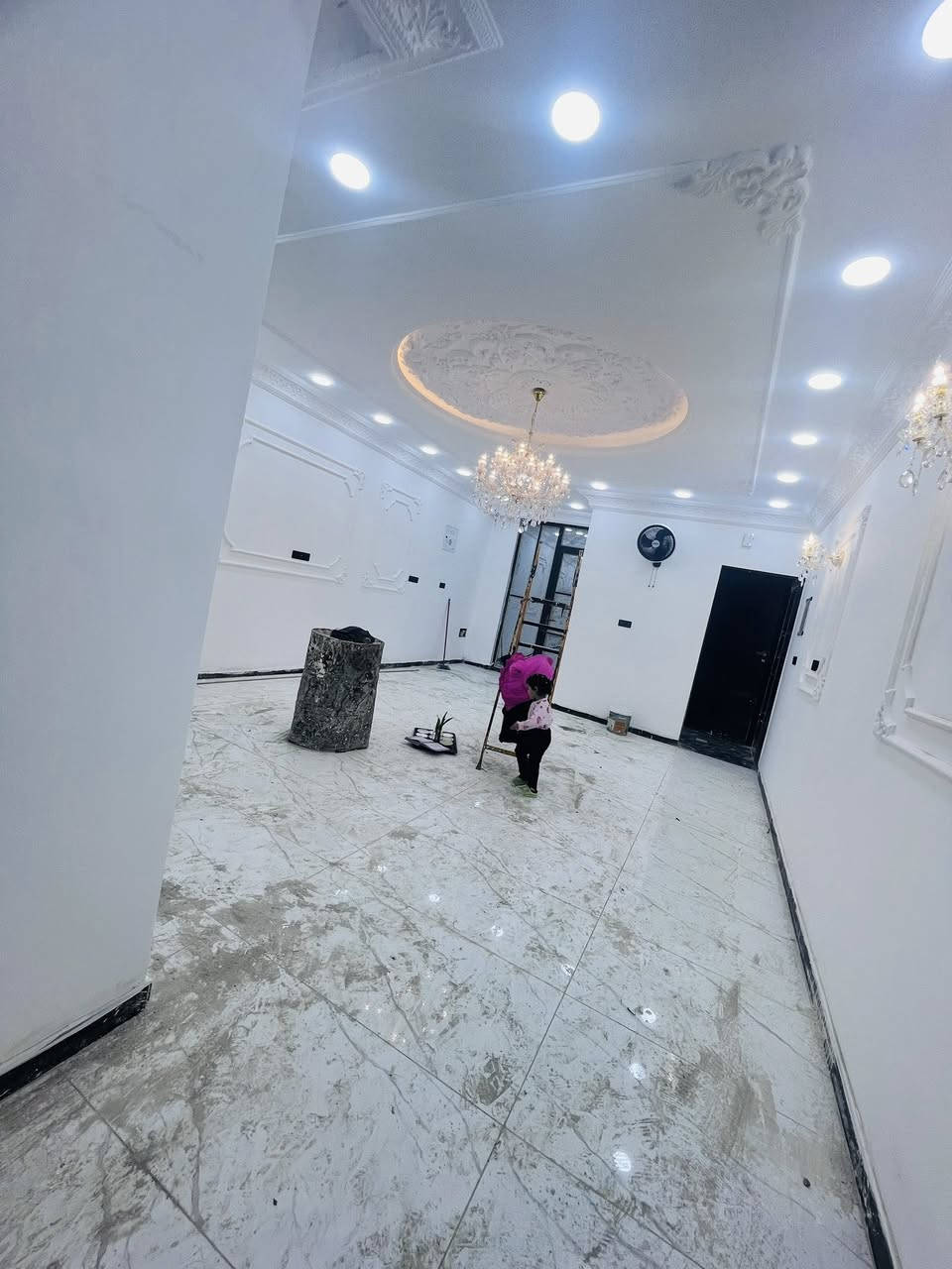 ياللة السلام عليكم 
دار للبيع 200م طابو صرف بسمي طابق واحد 
العنوان حي الجامعة من جهة دور النفط البيت على حديقة موقع مميز جدا جدا يتكون من استقبال وصالة وغرفة نوم ومطبخ وصحيات عدد 2 وممنور غير متواجد على فيس اتصال ☎️ ***********
