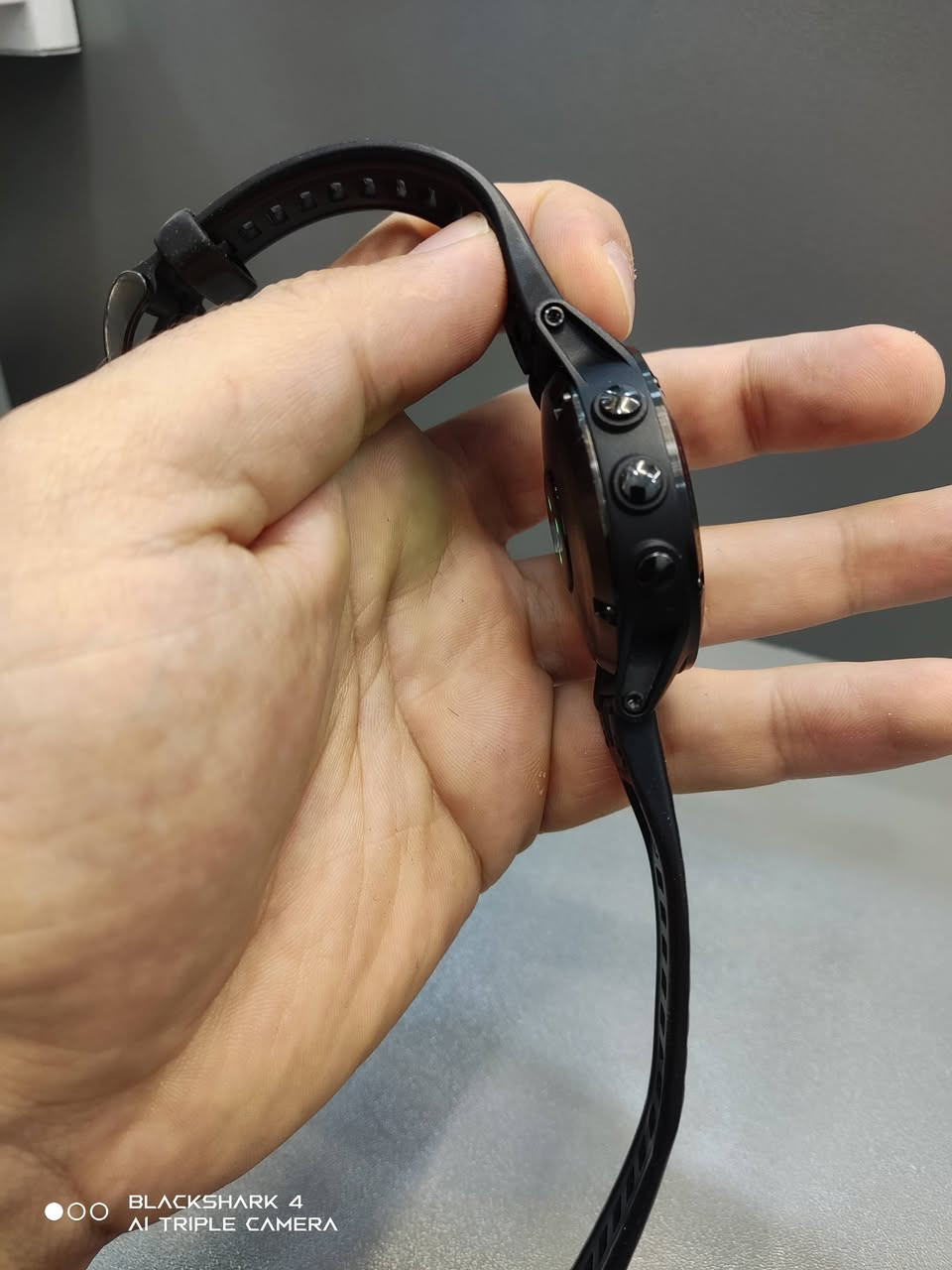 garmin fenix 5
نضافة 100 💯 
حجم 47 mm 
شحن 12 يوم + كيبل شحن أصلي 
للاستفسار ***********
