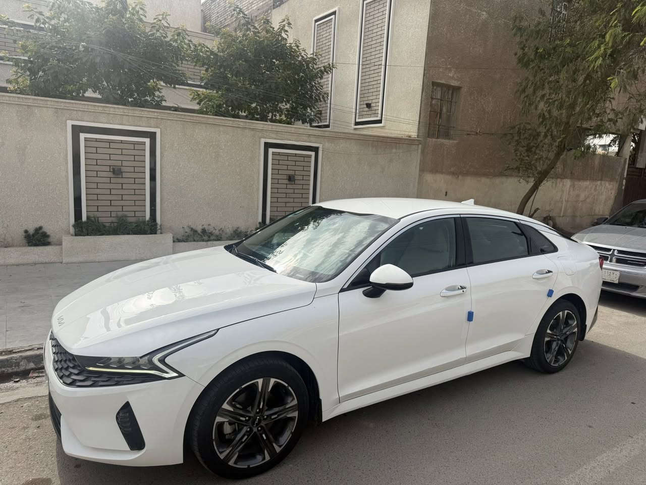 السلام عليكم . كيا k5 2023 وارد خليجي المواصفات محرك 2000 دوش بصمة تشغيل وابواب ويل كروم قطعتين تبريد يدات نيكل مري شفط شاشة وكامرة مسطرة خلفية لد ولايتات زنون تحكم ستيرن داخل ابيض وباقي المواصفات المعروفة ماشية 62 الف رقم بغداد بسمي بيهة مكانين بارد بسيطات مصورهن فديو الي يحب يراسلني ادزلة فديو للسيارة وباقي السيارة الحمدلله مكفول من صبغ وتبديل سبير منازل السعر 192 ورقة مكان السيارة بغداد جانب الكرخ حي العامل قرب دائرة الكهرباء ***********
