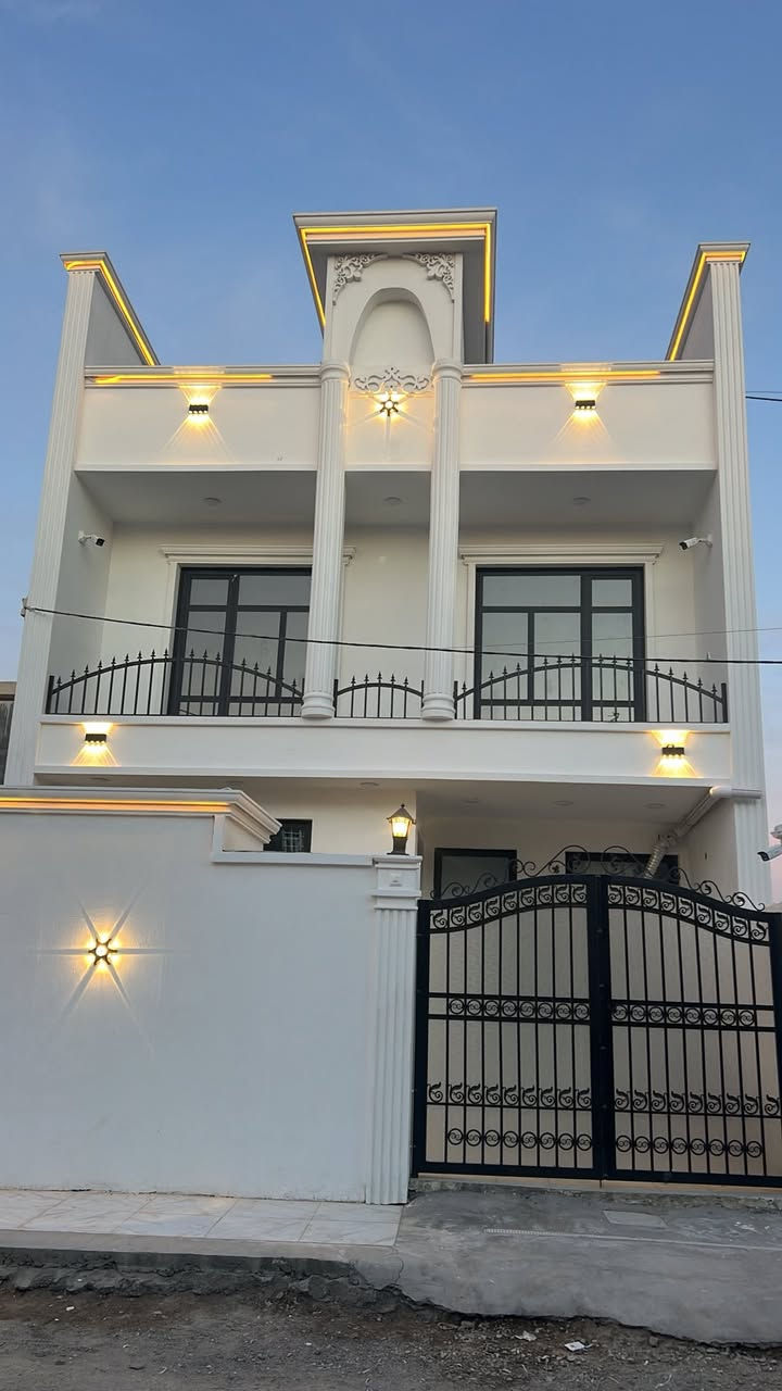 السلام عليكم بيت للبيع مساحه 150 م
جبهت البيت 7ونص 
نزال 20 م 
البيت طابقين يتكون من 
استقبال +مطبخ +صاله +غرفه نوم واحده في الطابق الارضي 
الطابق الثاني يتكون من غرفتين نوم +صاله +حمام 
السطح شتايكر 
البيت بناء طابوق رباط بتلو عمل ممتاز 
ابيع البيت مع الاثاث كافه 
للمعرف السعر الاتصال او المرسله واتساب ***********
موقع البيت 🏠 المدائن التصنيع خلف البيطرى
