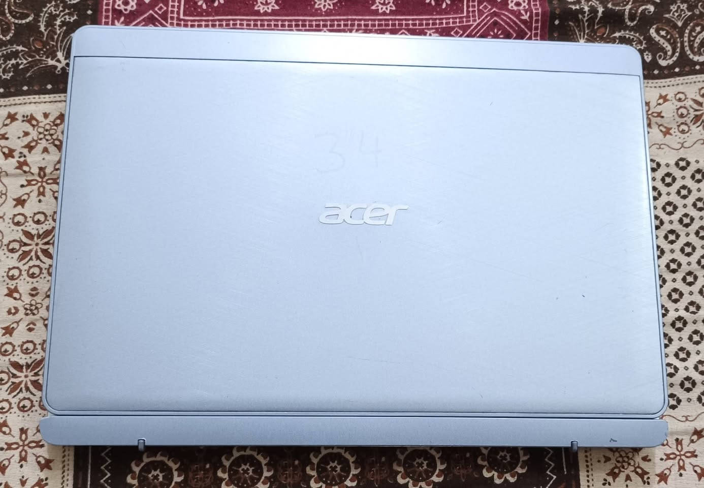 ‏سلام عليكم لابتوب أيسر للبيع شاشة لمس مع قلم 
‏يشتغل ايباد لابتوب بنفس الوقت ذاكرة 64GB كيبورت عربي انكليزي السعر 80 الف بيه مجال تصال على الرقم ***********
