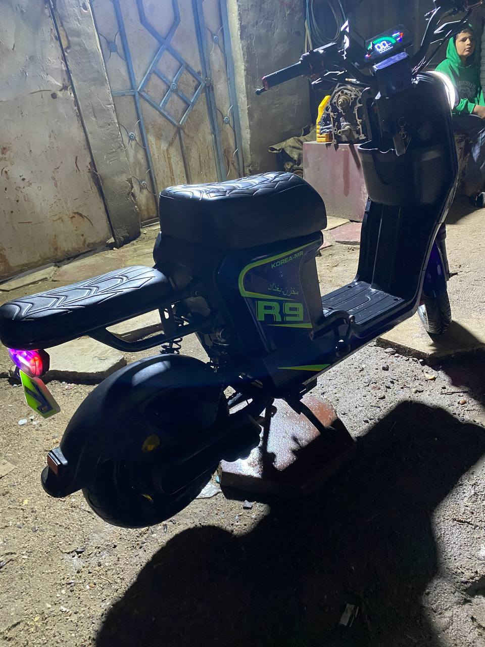 سلام عليكم 
دراجه R9 موديل 2025
لون نيلي 
دارجه نضيفهه 
بطاريات ونلي 32:5 أمبير 
الدراجه كفاله كهربائيات شغاله
غراضها كامله ( سله -تجوه ضهر -زنجيل -مرايات )
السعر 380 وبيها مجال 
للبيع او مراوس شعندك نزل مكاني بصره قبله حي المهندسين  ***********
