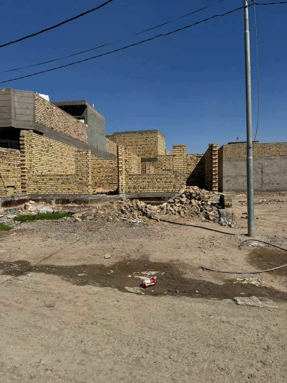 هيكل غير مسقف المساحه 190 واجهه 9 طابو زراعي سند 25 ع شارع تبليط عرض الشارع 15 متر مع كافه الخدمات الموقع شارع 100 بلفرع مال صيدليه زهراء سلام قبل جسر المشاه يبعد عن شارع 100 بلظبط 100 متر السعر المطلوب 60 بي مجال بسيط استفسار اتصل *********** بي وات ساب حلة, بابل
