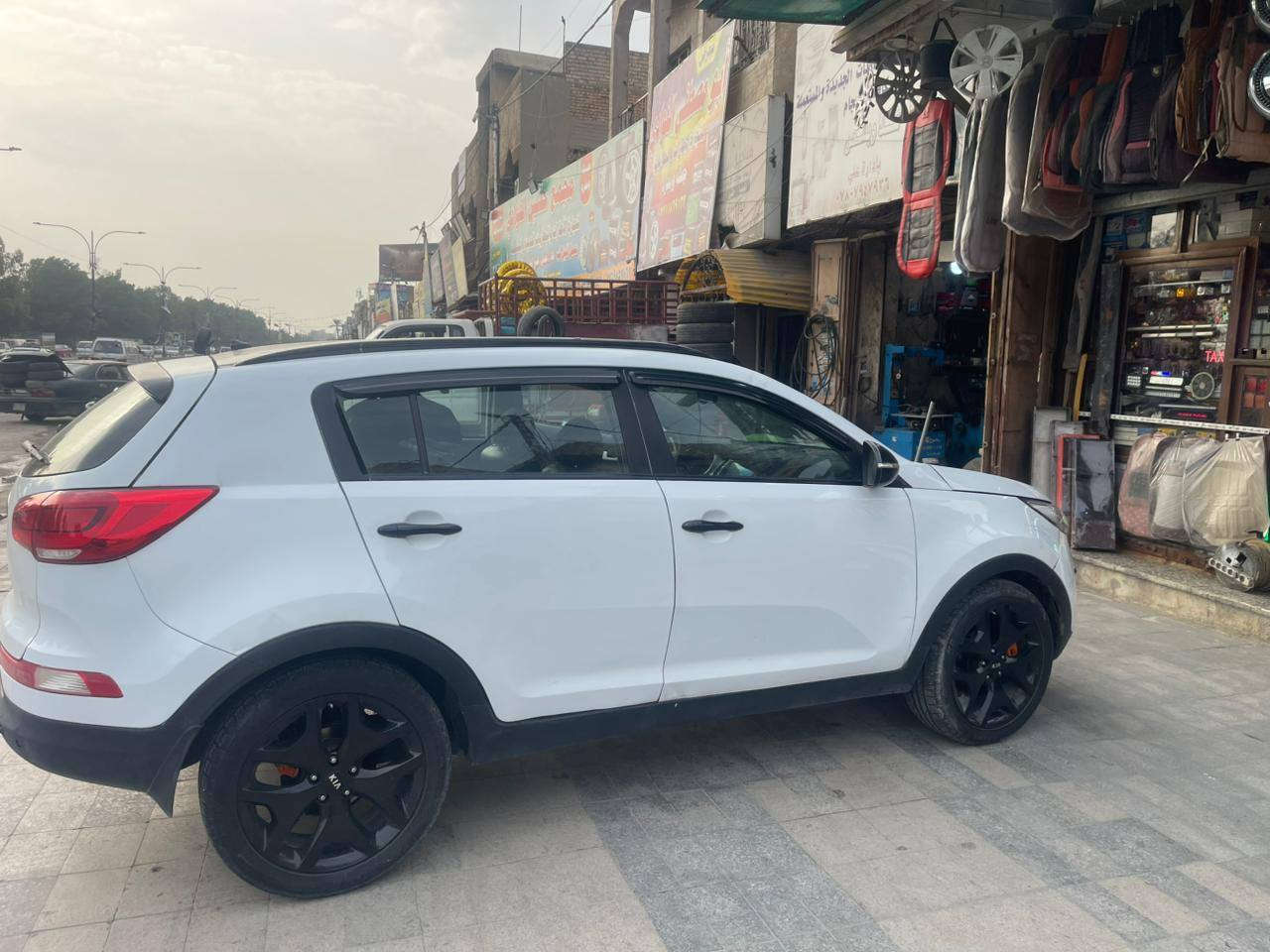 سلام عليكم..
كيا سبورتج 2016 خليجي مصبوغه عام وهذا السونار موجود بالمنشور السعر 115 وبيه مجال مكان السيارة الدورة  للاستفسار الإتصال ع ***********
