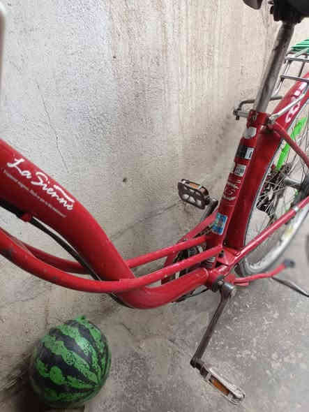 السلام عليكم  
بايسكل للبيع نضيف حجم ٢٦ تجي و تشوفه بعينك ويا الغراض مكاني بغداد الأمين الثانيه موجود بكل وكت راسلني وادلل و موجود واتساب ***********
