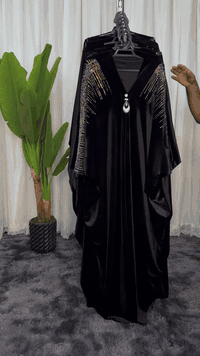 الموديل الأكثر طلب في الشتاء وبسعر 25 الف فقط ، قماش قديفة مخمل الاصلي الثكيل سواد فاحم ، قياس فري سايز، متوفر بالستراس الفضي والاسود ، الطلب يوصلج تفحصي وتتاكدين من عنده بعدها تدفعين حساب وفي حال ما عجبج يرجع مع المندوب بدون اجور توصيل ، للحجز او الاستفسار يرجى التواصل على الخاص او واتساب ***********
