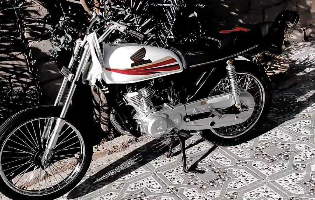 من رخصة صاحب الكروب 
الله اسلام عليكم وعليكم السلام هاي للبيع اي للبيع المكينه شنو سيجيه نامه الشاصي شنو ارشه أوراق اي أوراق مفتوحه لا مامفتوح شكد السعر السعر خاص وهاذ، رقمي موش شراي لا تخبر ‏‪***********‬‏
