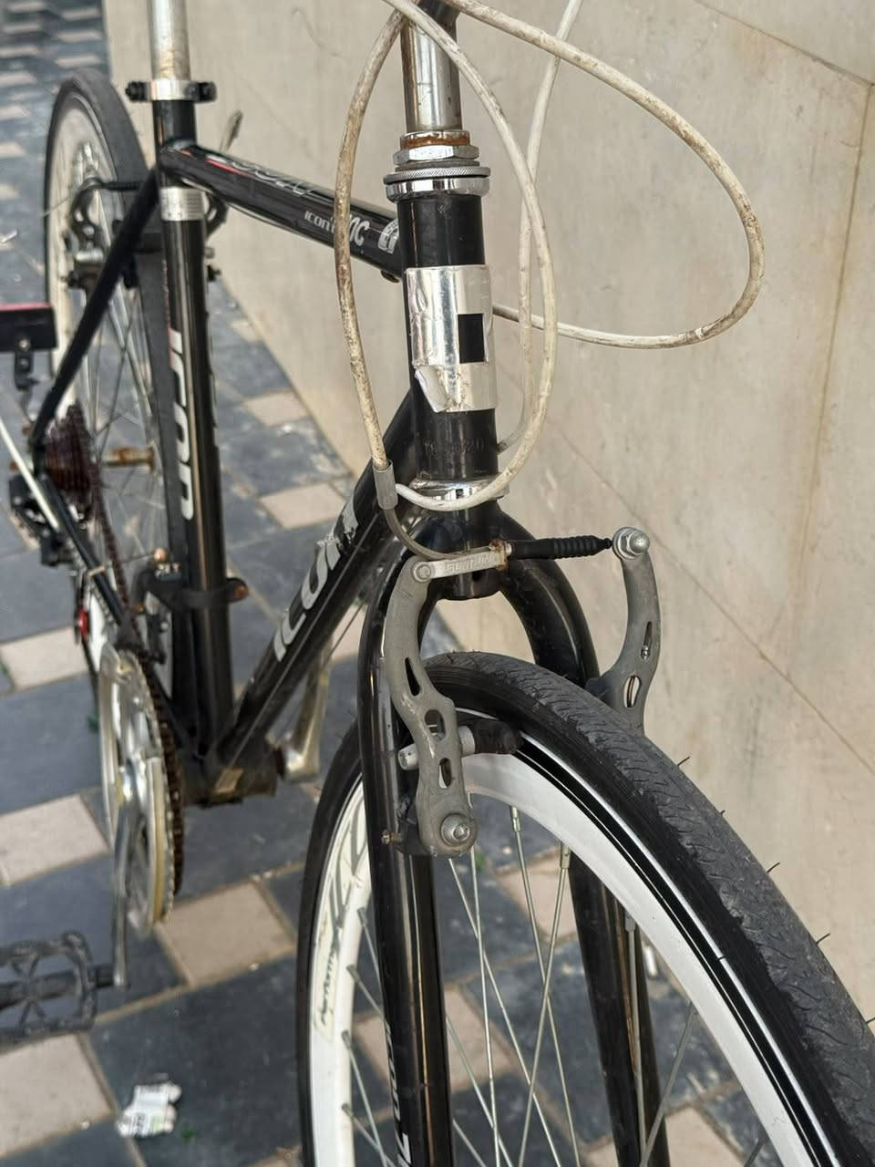 بايك c700من ماركه aeltn المعروفه
البايك كسر حاويه 
حجم البايك ٢٨ ارتفاع الفريم 510 
البايك جاهز منكلشي 
خفيف الوزن 
وياله المنيوم طبقتين 
 كير 3.7 SHMANO
بريكات بلمكان 
وياله موس
مكان بغداد الاعضميه 
سعره    120 وبي مجال 
للستفسار اتفضل خاص او ***********

