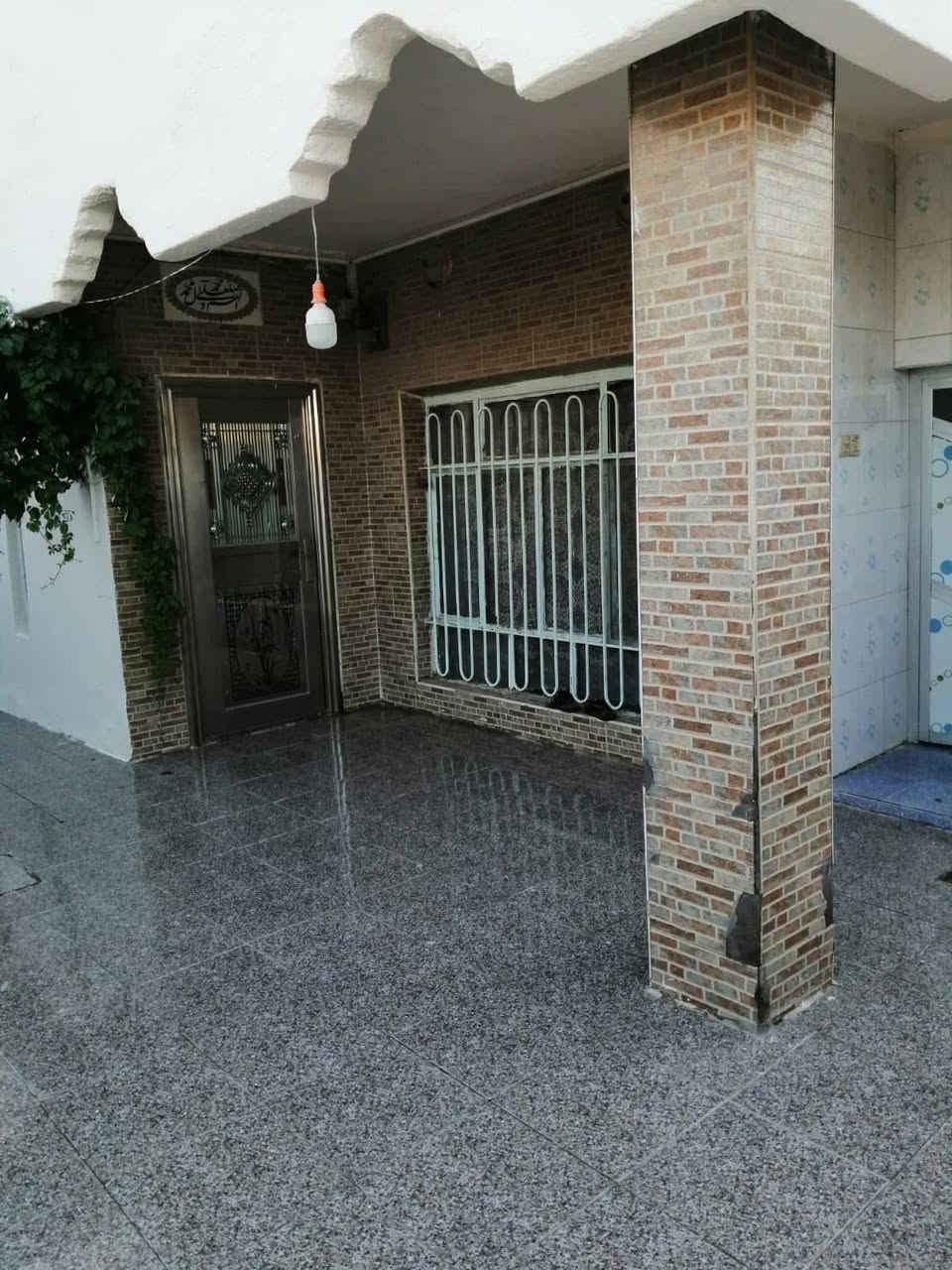 📢#اعلان عقار للبيع 

السلام عليكم ورحمه الله وبركاته

▪️الموقع 🗺️ : حي الصدر الاول

▪️المساحة ⛳ : ٢٦٩ متر  ركن على شارعين   

▪️تفاصيل اخرى :  
- يحتوي على (٤) غرف نوم 
واحدة من الغرف نظام سويت تحتوي على صحيات 
- استقبال
-صالة كبيرة 
- كراج 
- حديقة كبيرة 
- مجمع صحيات داخليه 
-مجمع صحيات خارجية 
- السقف كونكريت 
- ارضية البيت كرانيت 

كافة الخدمات (تبليط - ارصفة - مجاري )

للتواصل ***********
