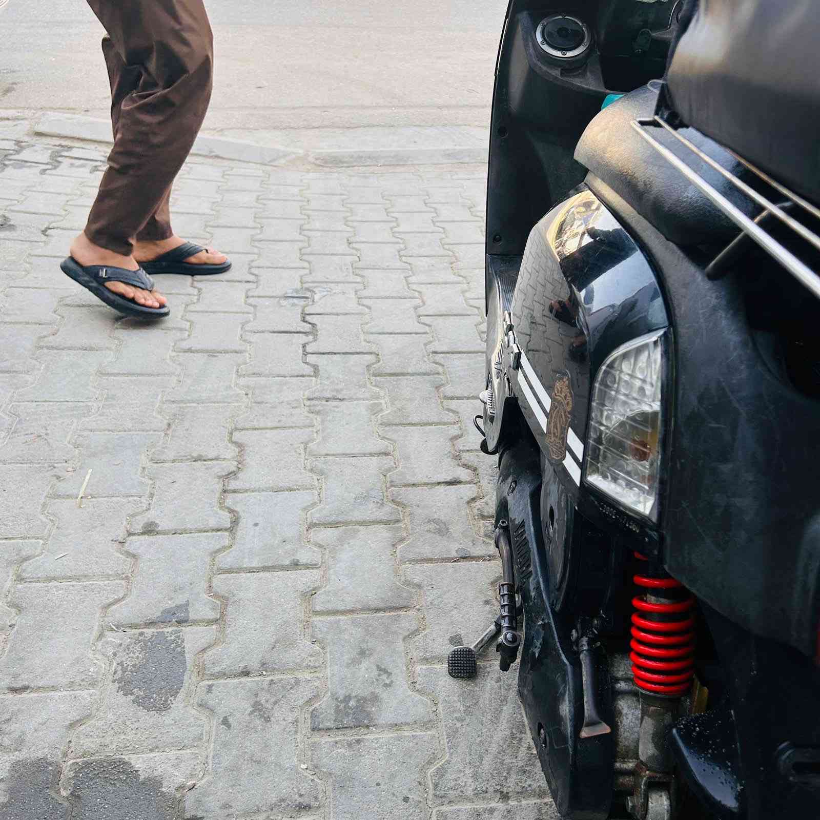 سلام عليكم بوليس للبيع دراجة جديده وبرغي مامفتوح بيها نفس الصوره وبعد احلى وارتب بالحقيقة سعرها ٨٠٠ وبيها مجال حك الجيه 
للتواصل ***********
