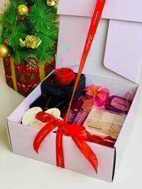 بوكس عيد الحب • قلادة 11:11 • قراصة وردة