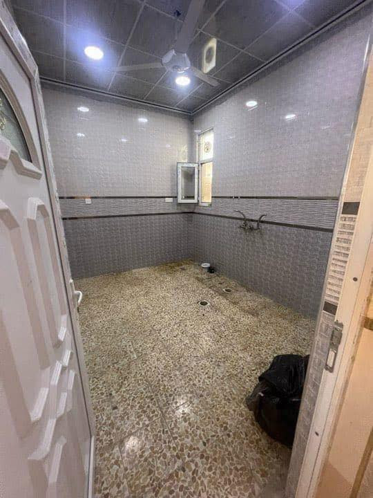 شقة للايجار في حي المزارع                                                              تتكون من  ( استقبال-عرفتين نوم- صحيات - ومطبخ ) بناء 2023 التواصل على الرقم التالي:*********** /***********
