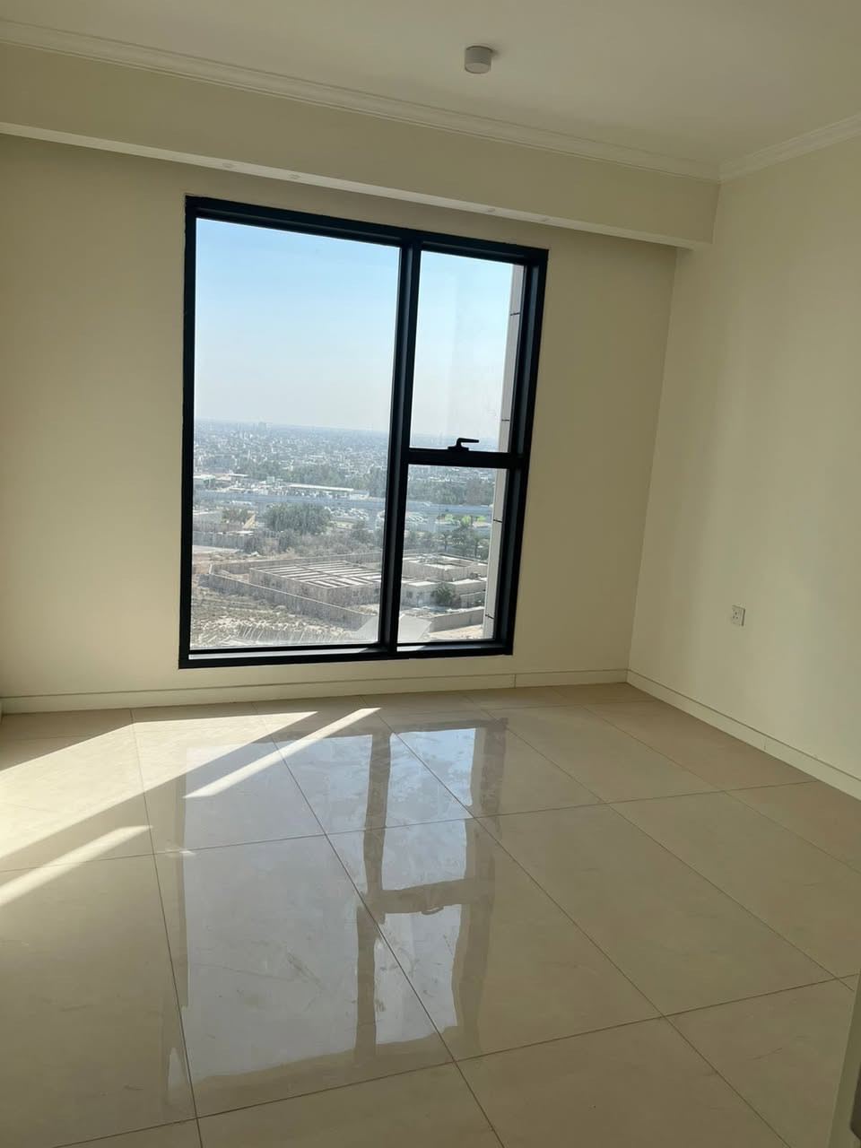 ✨ فرصة مميزة للبيع في مجمع مارينا السكني ✨
🏢 شقة فاخرة بموقع مميز وإطلالة رائعة
📍 مجمع مارينا السكني – B2
📐 المساحة: 189 م²
🏙️ الطابق: عالي 
🌉 إطلالة مباشرة على الجسر والبوليفار

✅ الشقة مدفوعة بالكامل (كاش)
✅ حرة بالكامل
✅ بدون قرض الدولة

💰 السعر المطلوب: 375 مليون فقط

شقة تجمع بين الموقع الراقي، المساحة الواسعة، والإطلالة المميزة… مناسبة للسكن الراقي أو الاستثمار 🌟

للاستفسار والمعلومات أكثر يرجى التواصل 

0774 027 4212

شركة الريم للعقار
