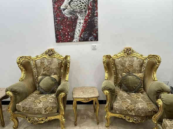 تخم ملكي احتواء ٤ كراسي ملكي و٢ قنفه ملكي وميز مرمر و٢ طبلات مرمر معئ الكوشات  / المكان البنوك شارع دائرة الكهرباء / السعر ٥٥٠ وبيه مجال مستعجل عليه / الرقم    متواجد واتساب واتصال ***********
