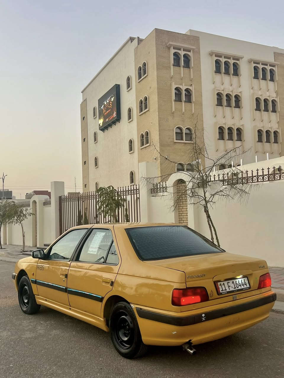 السلام عليكم شبابنه الطيبه بيجو بارص (2015) رقم بغداد الدولي الجديد مكينه كير خير من الله لاتنقيص لاتبخير تبريد شغال دواخل شوفة عينك جديده باتري جديد حداديه نضيفه البنيد طاير ومبدل وجاملغ امامي مبدل اثر شخوط بدون اي ضربه تجي وتشوف وبيها بارد بالجاملغ الخلفي صفحة السايق كلش حلوه السياره عالي زنون كهربائيات شغاله 41 وبيها مجال مكاني كربلاء المقدسه ***********
