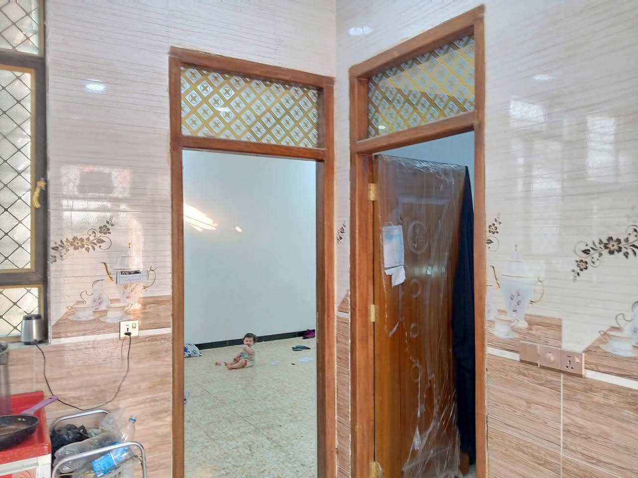 السلام عليكم بيت بناء جديد كوله طابوك يحتوي على3غرف نظام الغرف سويتات المساحة الكلية 600 متر مربعة واجية 15متر والنزال 40متر بي فقط الاستقبال 8متر ماكامل والاصاله 10متر والباقي البيت من غرف ومطبخ كاملات قرار 117 وبي معامله مال تمليك الزراعي في بلدية بسمي ابيع وقع حال وبسعر جدا مناسب للظروفي الخاصه المكان شهداء البياع نهاية شارع العام من جهت اليمن اول فرع عل جهت اليسار الاتصال ***********
