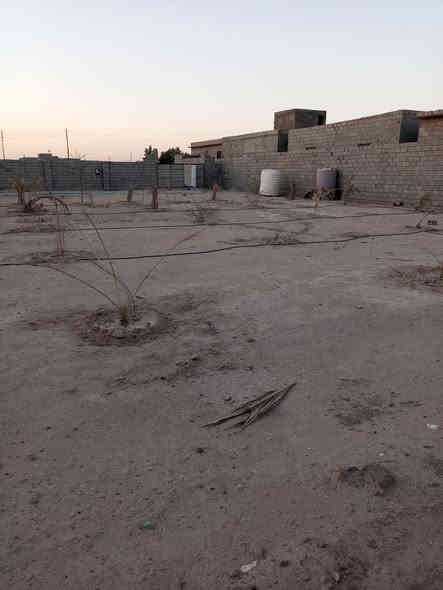 سلام عليكم نص دونم للبيع مسيج وكهرباء واصله للقطعه ماء تحليه وماء بئر سعر 28وبيه  مجال قليل مكان مكصب جاي من حسينيه الذهبيه ***********
