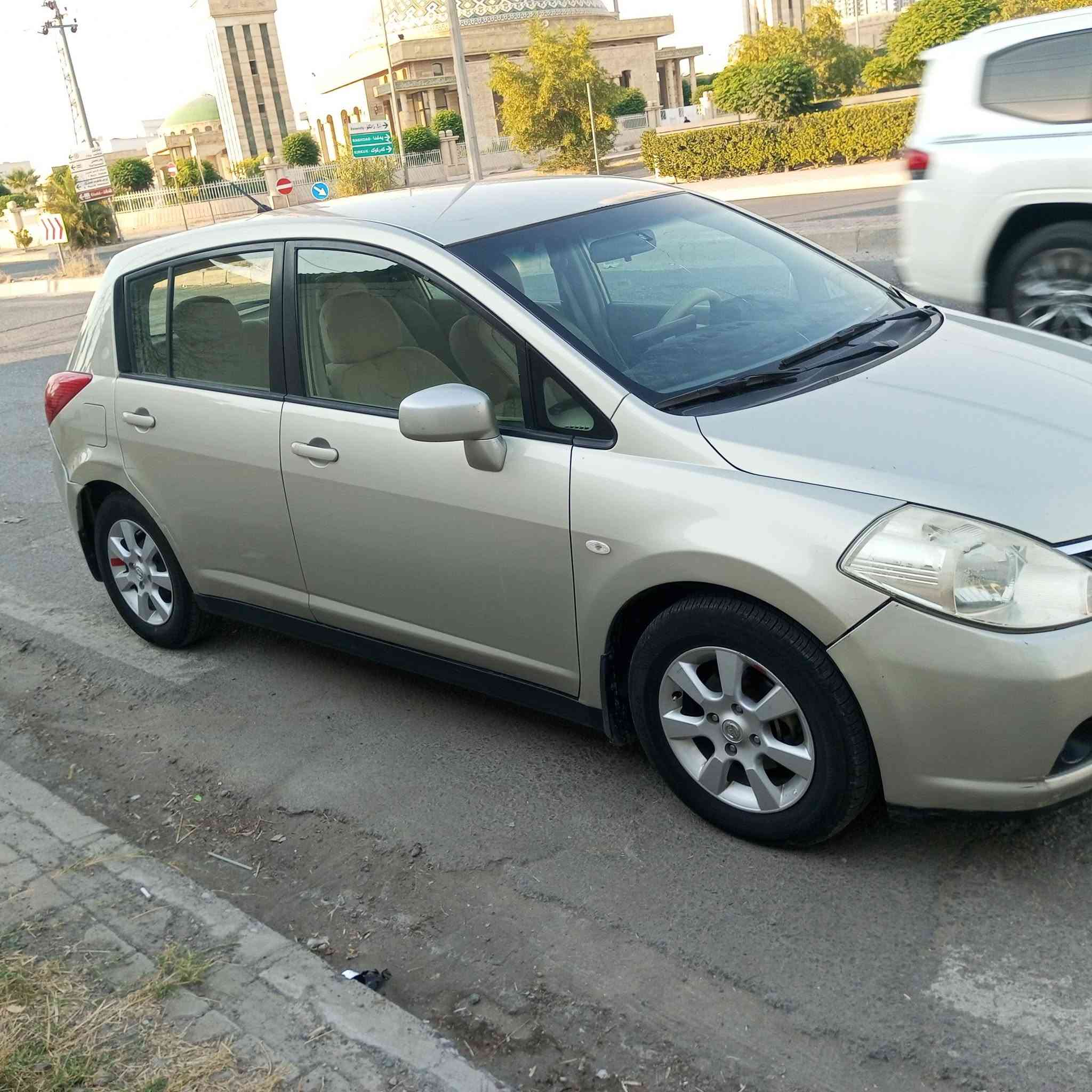 نیسان تیدە مۆدیل 2008بی سبوخ بێ لیدان مەکینەو گێر نەکراوەتەوە بەشەرت هەزەو سەنەوی تازەیە بەناوە خۆمە واکالەش دەکەم  شوین هەولیر سحری 88$ ***********
