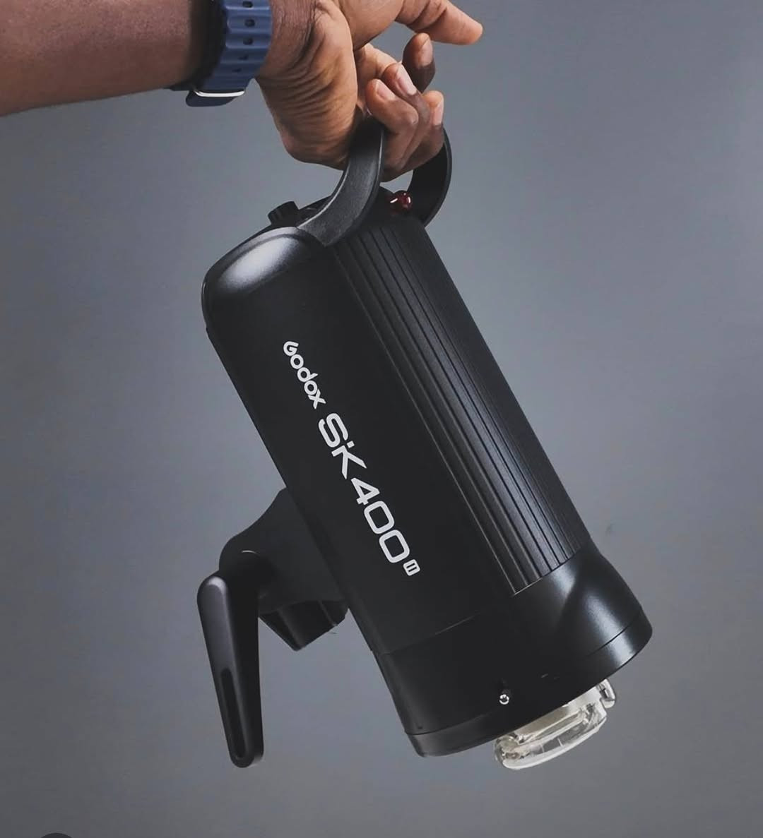 📞 للاستفسار والاتصال المباشر: ***********
​للبيع: بكج إضاءة استوديو احترافي كامل (Godox SK400II)
​إضاءة غودوكس الغنية عن التعريف، البكج كامل مع كافة ملحقاته وجاهز للشغل فوراً (ممتاز لتصوير المنتجات، المودلز، والمطاعم).
​📌 الملحقات المشمولة بالبكج:
​رأسين فلاش (Godox SK400II).
​ستاندات إضاءة أصلية.
​سوفت بوكس / مظلات للتشتيت.
​جنطة الحفظ الأصلية وكافة الكيبلات.
​⚡ أهم المواصفات باختصار:
​القوة: 400 واط للفلاش الواحد (إضاءة قوية جداً وتغطي مساحات واسعة).
​النظام: وايرلس مدمج (2.4G) للتحكم وربط التريجر بدون هوسة وايرات.
​السرعة: شحن سريع جداً بين اللقطات (0.1 إلى 1 ثانية).
​التوافق: قاعدة (Bowens Mount) ترهم عليها أغلب أنواع السوفت بوكس بالسوق.
​✅ النظافة: 97% (أخو الجديد).
💰 السعر: 450 ألف (وبيهن مجال للطيبين).
📍 المكان: سامراء.
