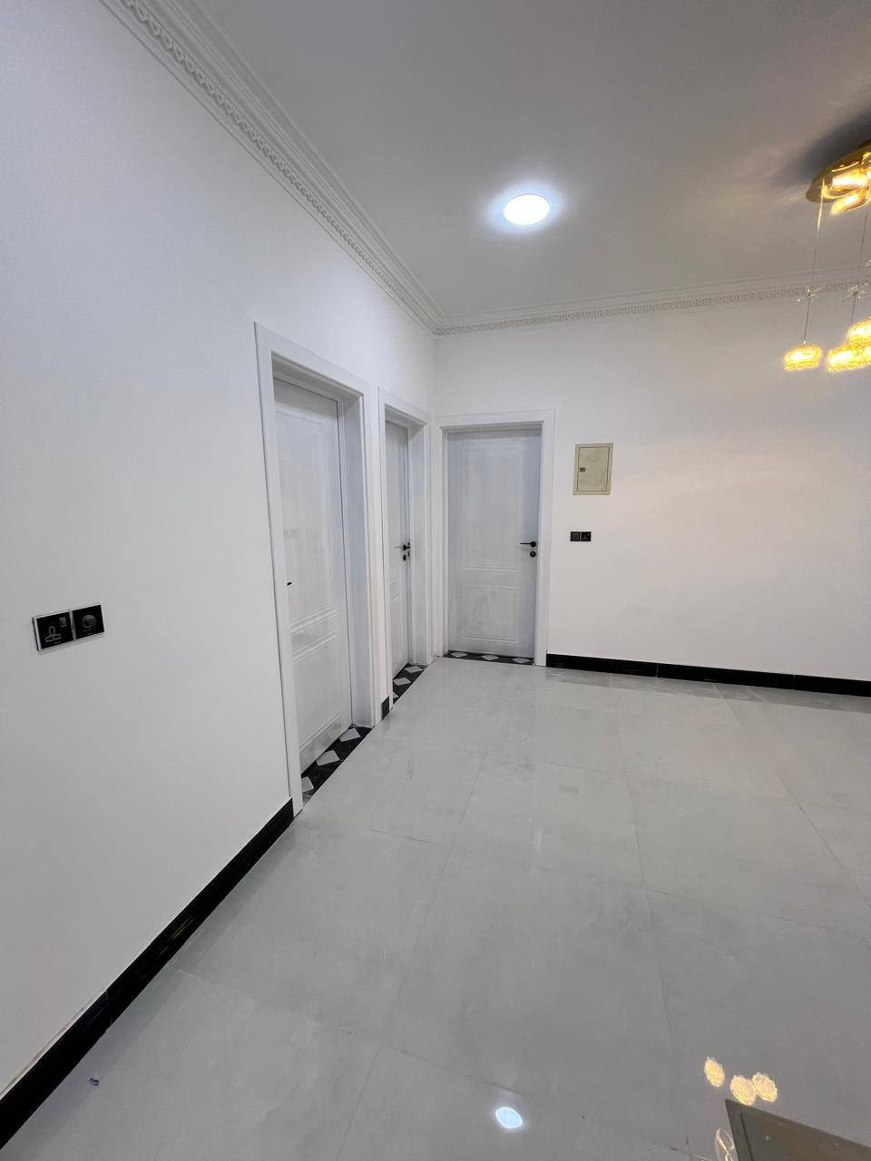 #اسعد #الله اوقاتكم بكل خير احبتي🫶🏻
      ***********☎️
#جبنالكم #فله #طابقين✅
 بمساحه 250 متر✅
نوع العقار طابو صرف عرصه✅
تحويل بأسم المشتري مباشر✅
#يحتوي #الطابق #الأرضي✅
على غرف منام عدد3 ماستر
+ديوان+كبير+مطبخ+صاله كبيره
+صحيات داخليه كبيره+منور عدد 2
+كراج🚘 +حديقه🌹🌲🍀🌺🌴🌹
+صحيات خارجيه
#الطابق #الثاني #يحتوي
على غرف منام عدد3 ماستر
+صاله كبيره +صحيات كبير
+صطح سيراميك +مسقفات كي سبان
عن الرطوبه وحرارة الصيف الدار
جدآ متعوب عليه مال جناي
لحك واشتري قبل لاينباع
العنوان البصرة ابي الخصيب
 غرب المحكمة الجديدة 
#السعر #المطلوب
 260مليون قابل للتفاوض
مع توفر كافة الخدمات
 #شارع 15مترتبليط بلباب انارة💡ماء كهرباء مجاري
فارق جاهزة للسكن 
      ***********
نستقبل كافة العروض العقاريه✍️
