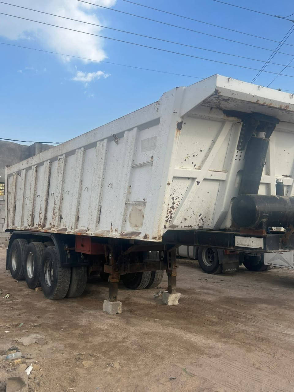 السلام عليكم عربانه للبيع اوزمن تخم تاير حداده جديده عربانه جاهزة من كلشي كهربائيات كلهه شغاله
***********
