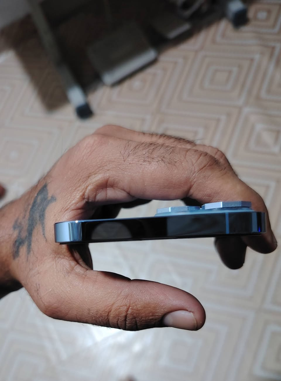 13برو ماكس جهاز جديد معنه لكلمه زلق ما بيه ولا شخط سخدام بيت ذاكره واحد تيرا جهاز وتر وين ما يعجبك افحص شرط كله نورمان ما مفتوح بيه برقي بطاريه 85 انه شحن مكاني بصره ***********
