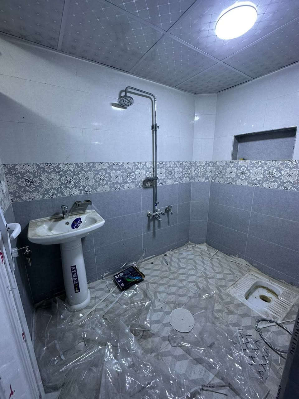 السلام عليكم توفرت شقة الايجار مساحه 120 طابق ثاني تحتوي الشقة على( صالة كبيرة وغرفتين نوم ومطبخ وحمام وبلكونه وملحقات) المكان بغداد الجديدة قرب مستشفى العلماء الاهلي علما ان الشقة سكن (للطلاب، وعمال،وشباب ،وعوائل) الاستفسار الاتصال على الرقم         ***********الاستفسار يجي خاص
