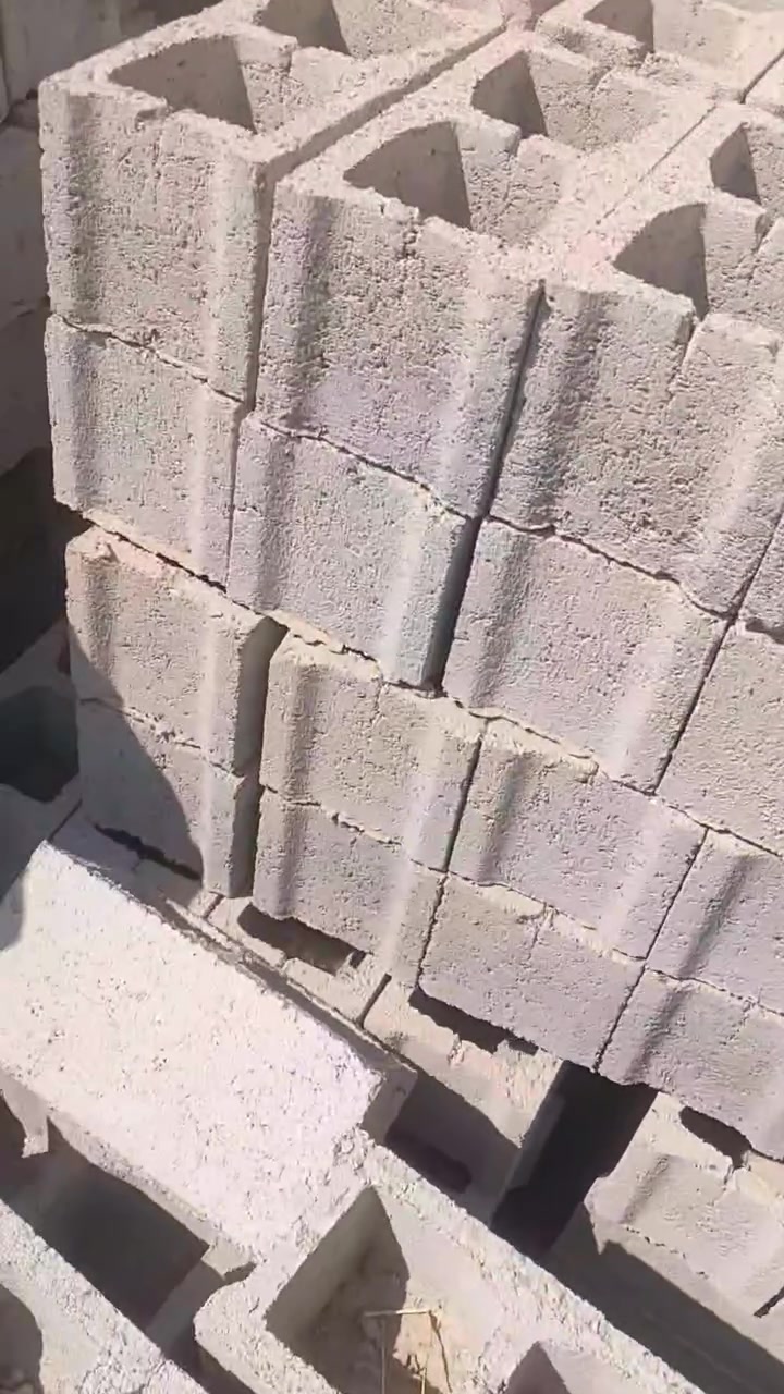 سلام عليكم عندي هيكل واصل للرباط 200متر مقابيل المدرسه علي شاهين حي البدر شارع تبليط سعره 33بي مجال شي قليل الشراي يخابر***********
