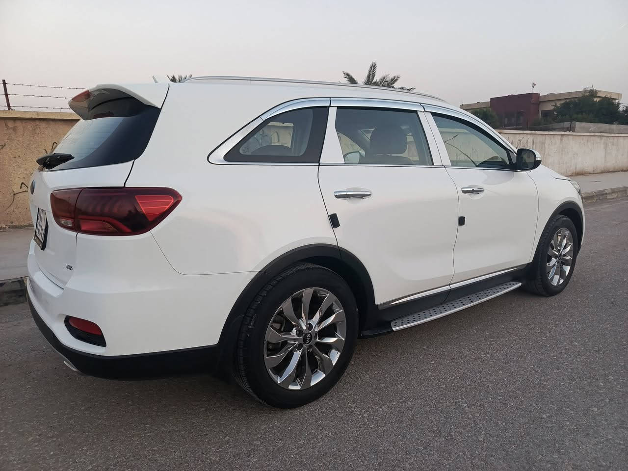 السلام عليكم
سورنتو 2020 خليجي 
مكفوله من لضربه ولصبغ 
عدا لبارد اصبعين فقط
فول مواصفات عدا
بانوراما 
بصمه 
شاشه كبيره 
كاميرا خلفيه 
قطعتين تبريد 
صندوق كهربائي 
كشنات كهربائي 
ويل 19 
مكينه 3600 
رادار 
حساس امامي خلفي 
لايت ناصي عالي زنون 
وبيها مواصفات بعد هواي 

السياره نضيفه جداً  استعمال شخصي 
ماشيه 104 الف حقيقي 
سعر  250 ورقه وبيها مجال بسيط 
مكان السياره واسط العزيزيه 
ملاحظه سياره بيه كم حالوبه ما ينشافين بس بسونار فقط
للأستفسار 
***********
