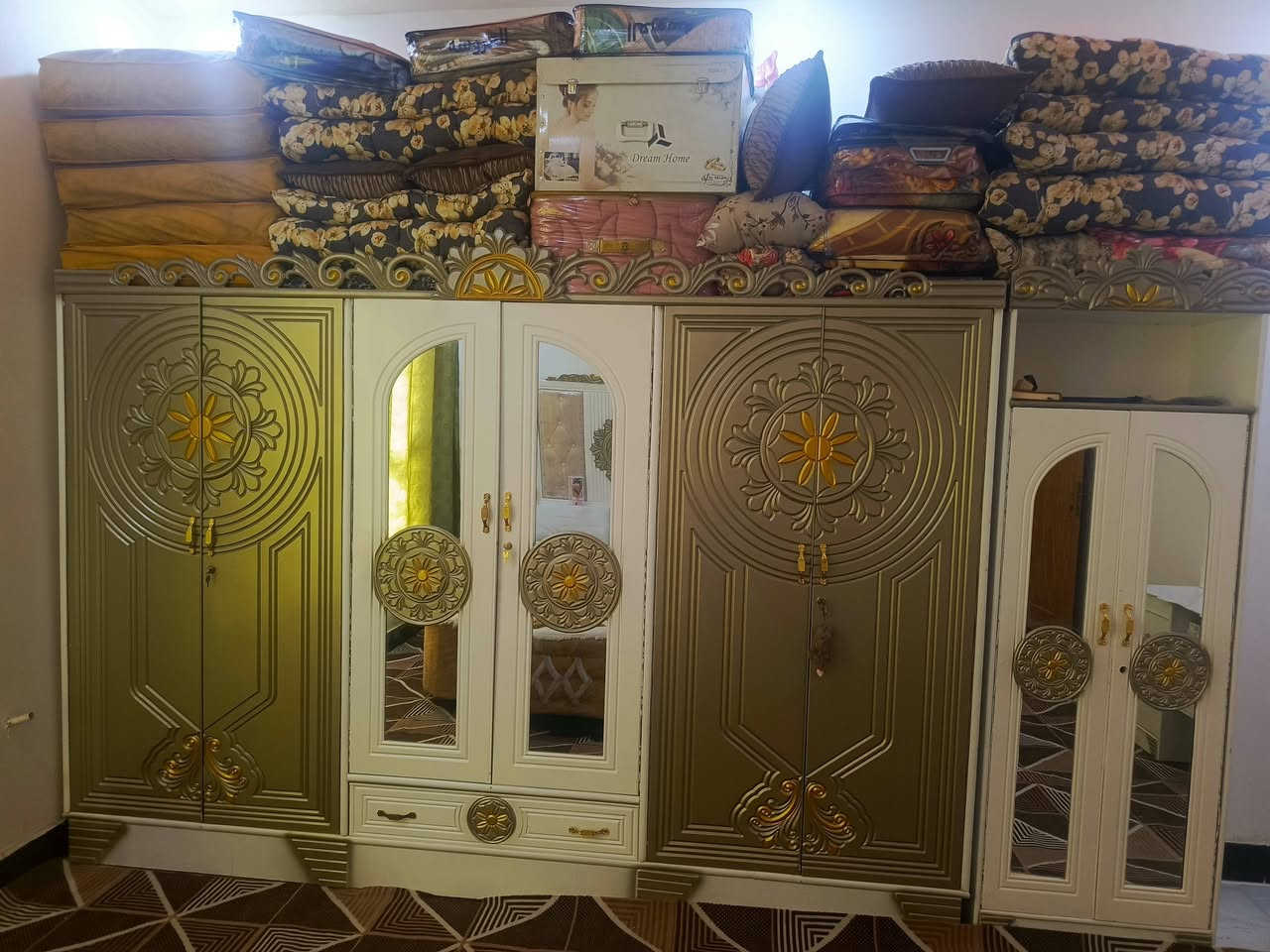 سلام عليكم شباب عدي غرفه نوم للبيع ما مستخدمه شي قليل بعده جديده العنوان كوت السعر مليون و 100 وبيه مجال***********
