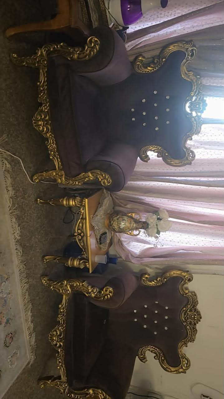 مكلف بالنشر تواصل على الرقم
السلام عليكم
تخم تركي عشر مقاعد
قنفتين كبار 3 نفر
واربع قنفات ام نفر واحد
نضيف جدا 
مع طبلات 3
وحده كبير و 2 زغار
المكان بغداد حي العدل شارع الاسواق المركزية
الرقم للاستفسار
+964 790 420 3186
