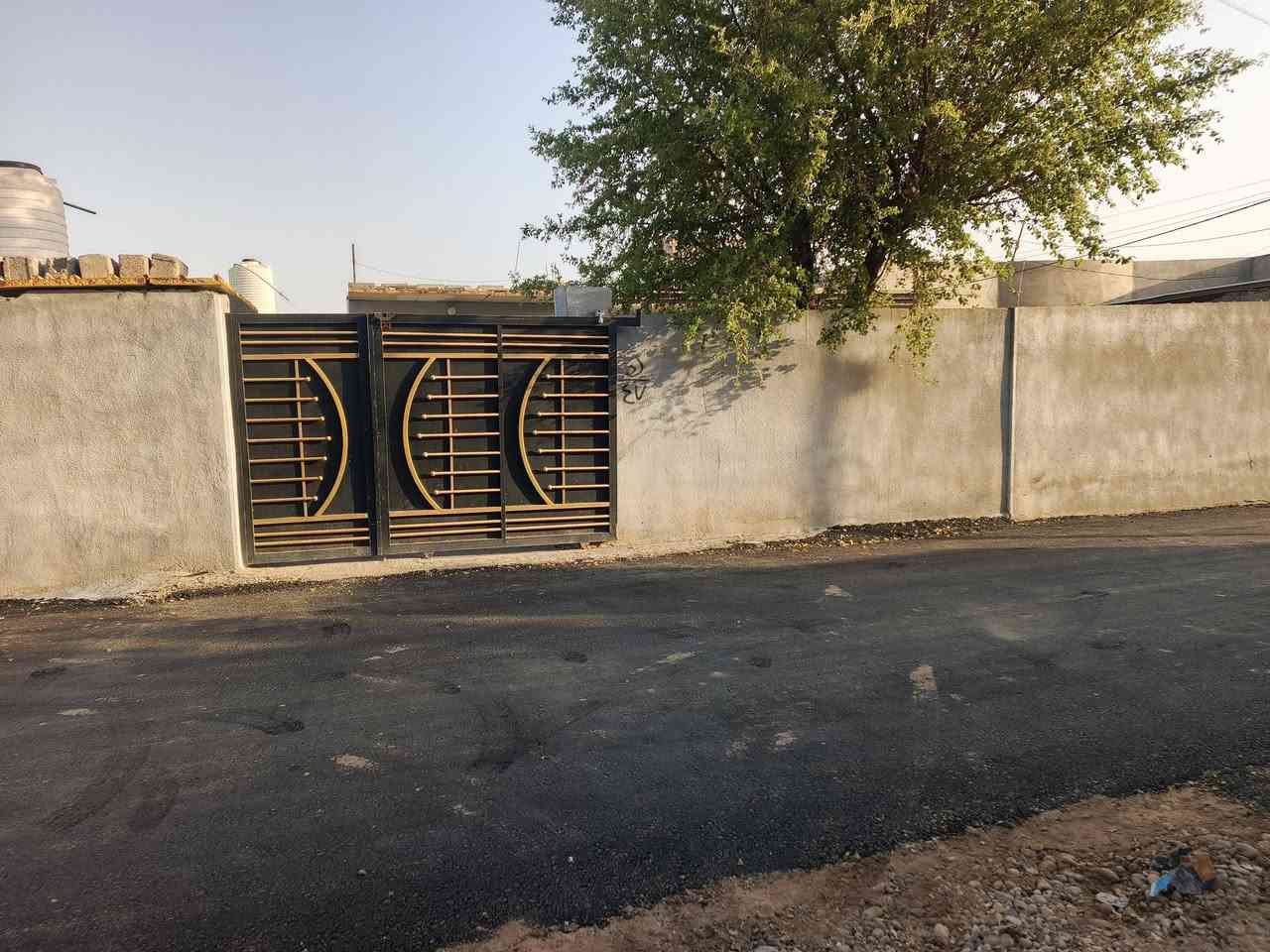 سلام عليكم بيت للبيع 400متر طابو زراعي يتحول بسمك بي بيتين البيت الاول بي3غرف نوم مضيف هول مطبخ  البيت الثاني 2غرف نوم وهول ومطبخ كله صب فقط هذني مضيف وراه غرفه ساندويج مثل ما موضح بل صوره خدمات ماء كهرباء تبليط مولد ذهبي مكان محموديه حي بلال وره المحطه الدليمي يبعد عن شارع العام 100متر سعر 125وبي مجال ***********//*********** ما متواجد عل فيس تصل وبيك خير وتدلل
