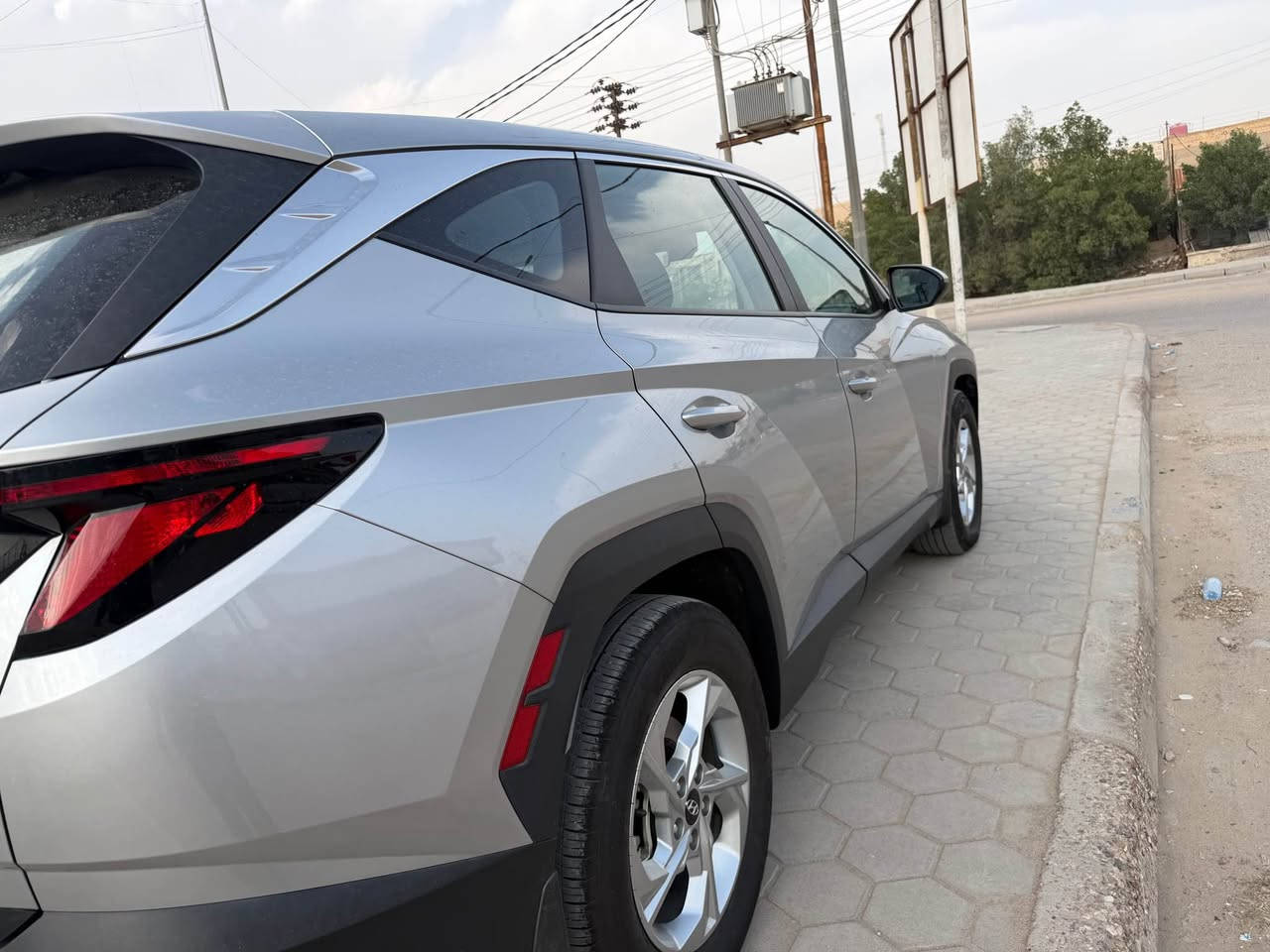 توسان للبيع وارد امريكي حادث باب خلفي فقط 
للاستفسار 
*********** البصرة, العراق
