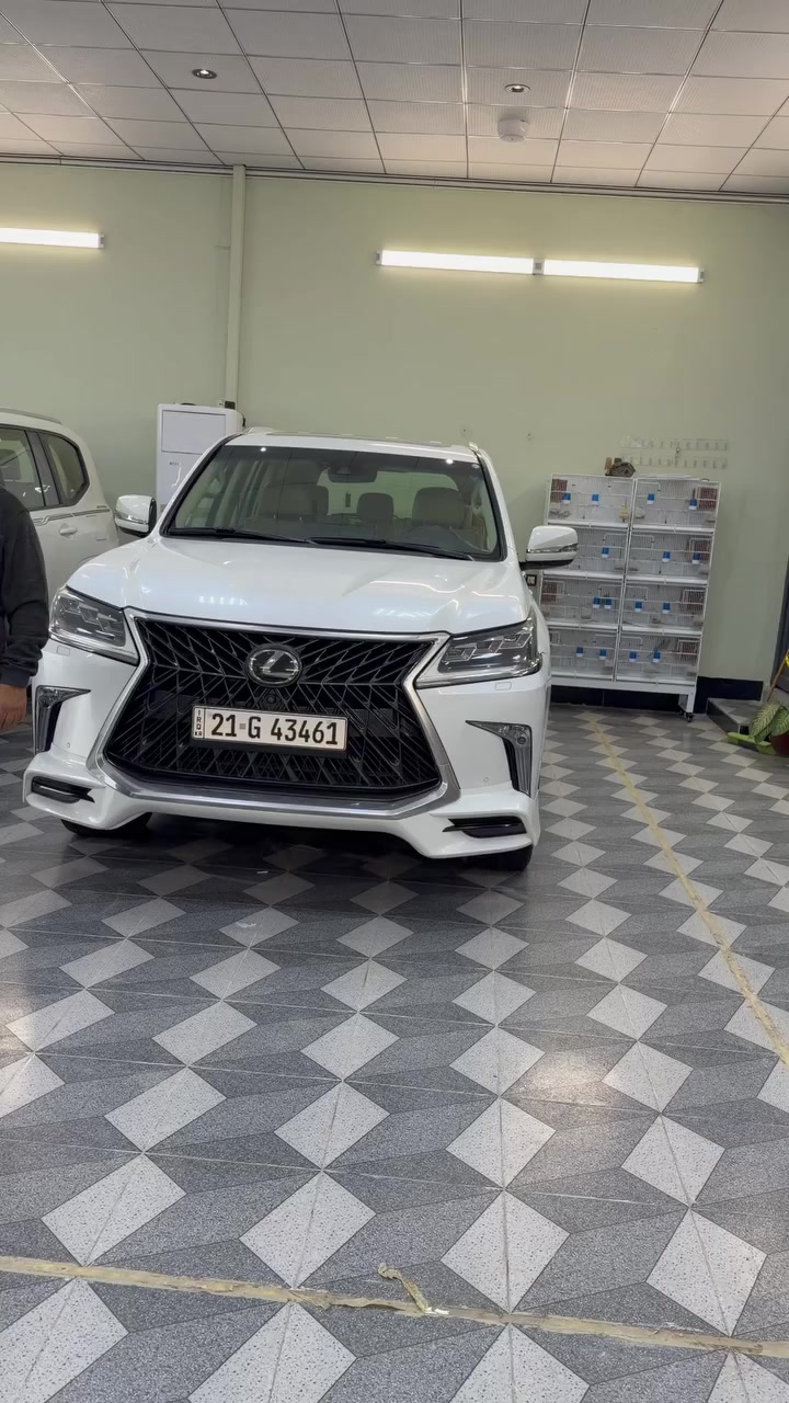 للبيع لاندكروز. م. 2017. وايت. ديشن. ساز. ***********.  ***********
