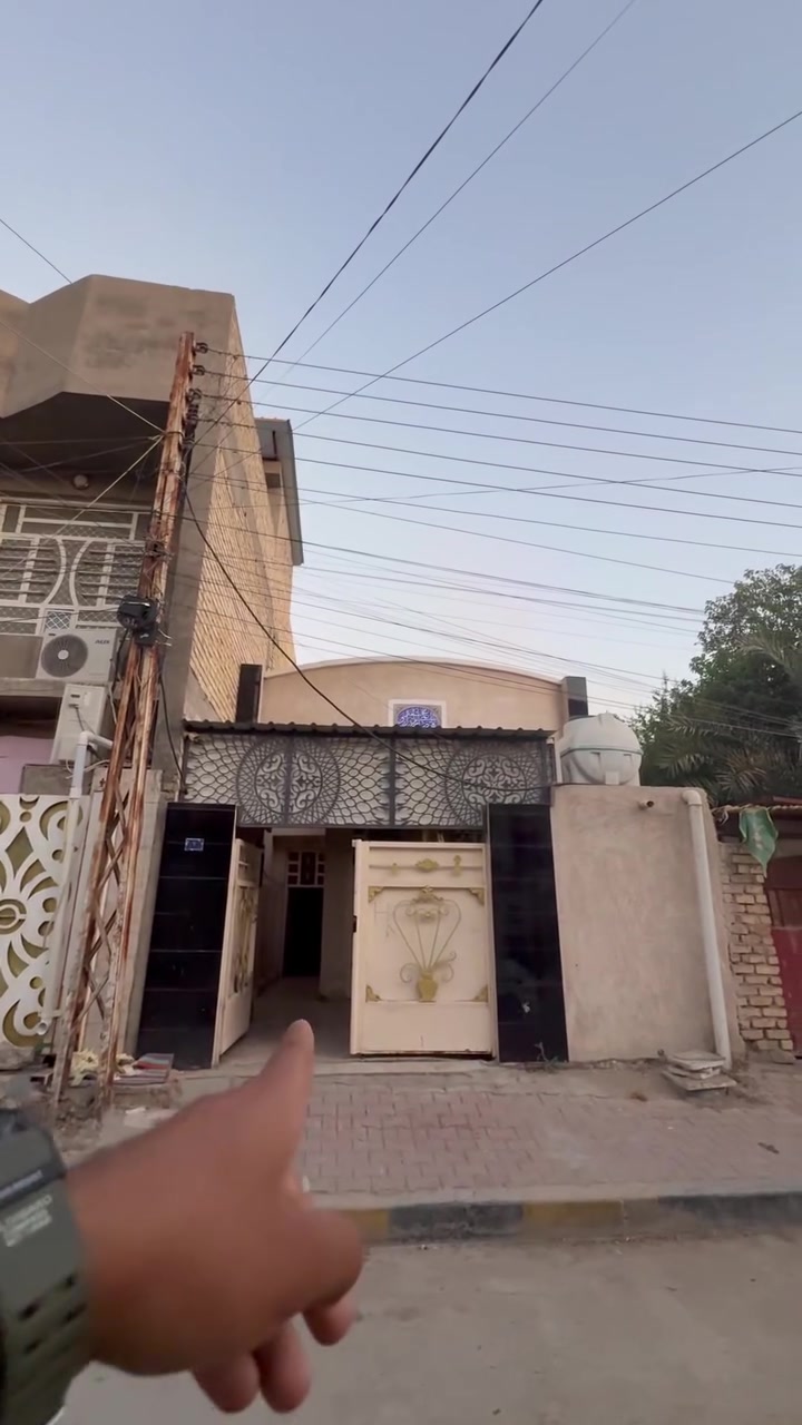 بسم الله الرحمن الرحيم/ بيت 🏠 م 100 طابق ونص في المخابرات بناء كلش نضيف موقع البيت منتاز 
قرب التجاري قرب ابو عمر البنجرجي 
مكتب الهيبه للعقار يتوفر جيمع انواع العقار بغداد الحسينيه 
سعر 108 وبيه مجال 
اي استفسار ***********
