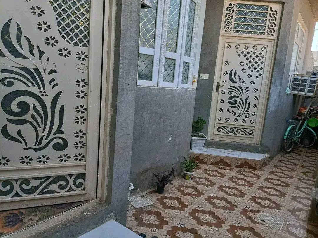 دار للبيع طابقين المساحه 105الطابق الاول يتكون من مطبخ واستقبال وصاله وغرفه نوم وحده ومجمع صحيات والطابق الثاني يتكون من غرفتين نوم الموقع بهرز خلف جمعية النقاء فرع بيت زهيده للاستفسار اتصال على الرقم ***********
